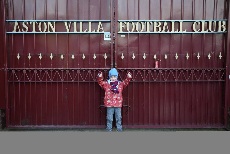 Un piccolo fan dell’Aston Villa attende i suoi idoli davanti allo stadio, prima del match di Premier League contro il Leicester City. (Action Images)